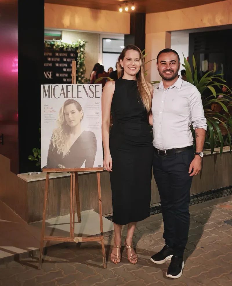 Ao lado da modelo Liziane, no lançamento da Revista Micaelense